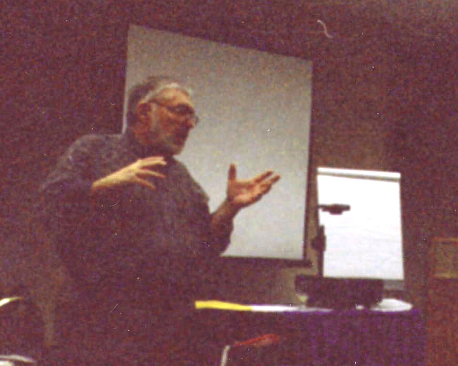 Dr. Josué González